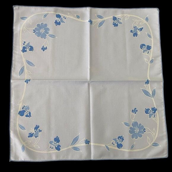 Lot of 6 Cloth Napkins Blue Floral  17.5" x 17" Dining Luncheon - Picture 2 of 4